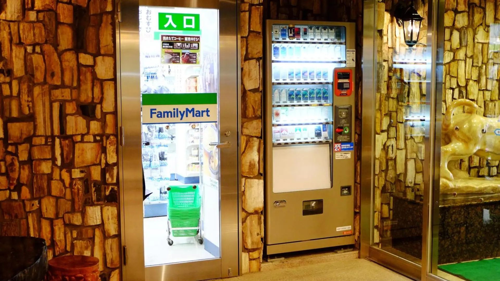 **  Hotel Check In Shimbashi Tokyo Giappone